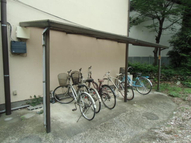 共用部（その他）／駐輪場は屋根付きで雨の日でも安心♪