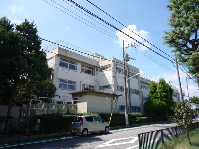 区立上千葉小学校 (486m)
