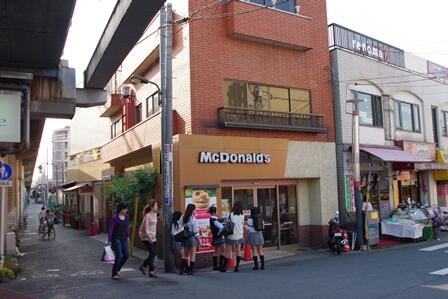 マクドナルド五反野駅前店 (222m)