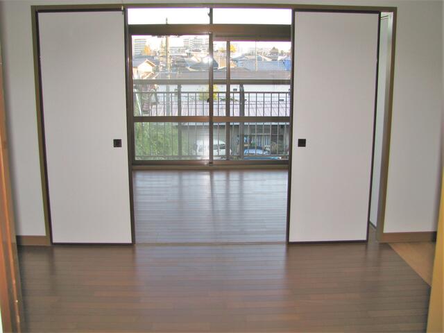 リビング以外の居室／写真は別部屋、２０１号室は手前の部屋が和室になります