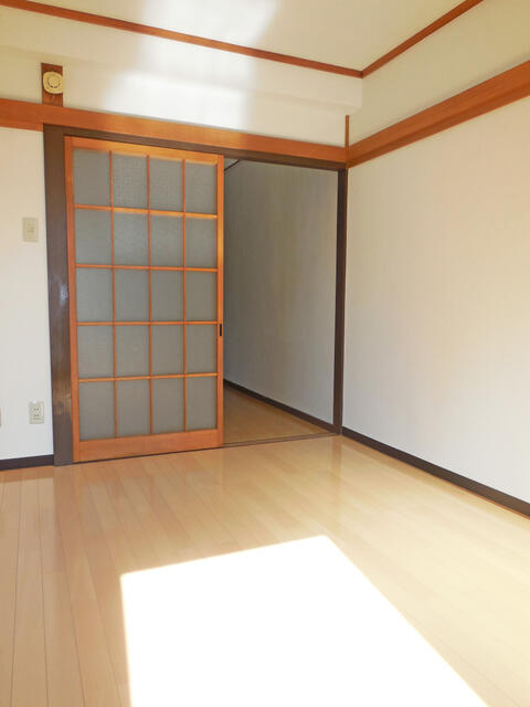 リビング以外の居室／窓が大きく明るい２面採光の６帖洋室