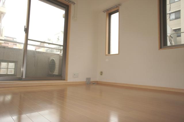 リビング以外の居室／角部屋で明るいお部屋です。