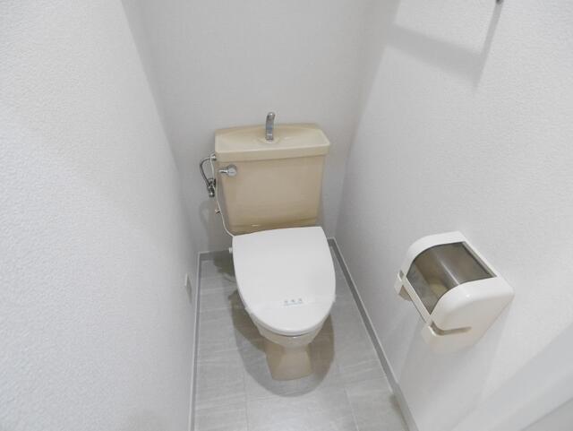 トイレ／トイレの上部に収納があるので便利です！