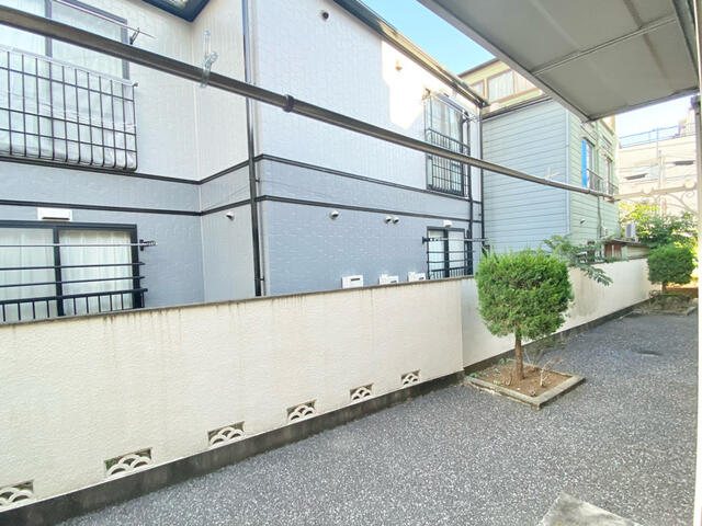 バルコニー／広々としたテラスがあるので目の前気になりません。