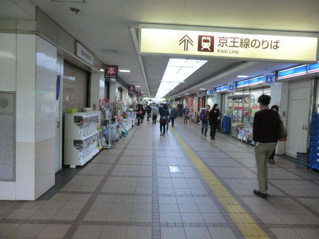 駅改札通路 (120m)