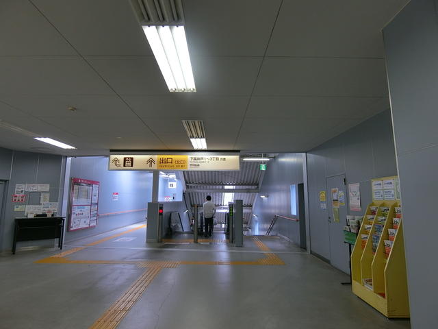 駅ビル北口へのエスカレーター (800m)