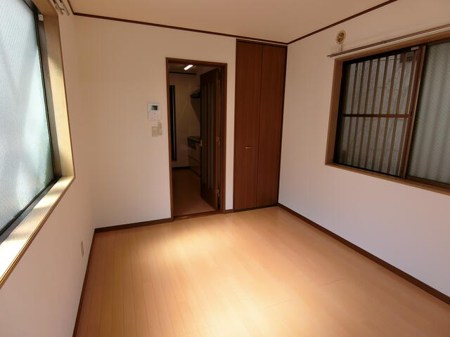 リビング以外の居室／居室内、まど、収納、キッチンへの出口