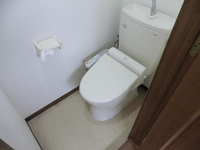 トイレ／未使用の温水シャワー機能付きウォッシュレットトイレ。