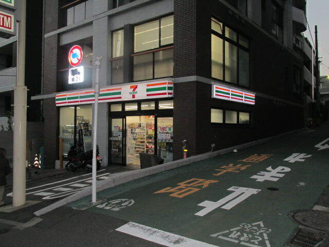 セブンイレブン市谷柳町店 (371m)
