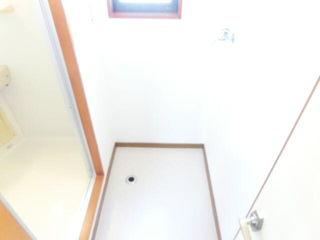 リビング以外の居室／★☆室内洗濯機置き場　窓付で窓付で明るいです！　換気もよくで