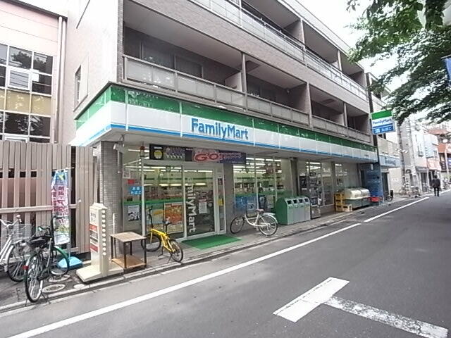 ファミリーマートまるいし祖師谷店 (586m)