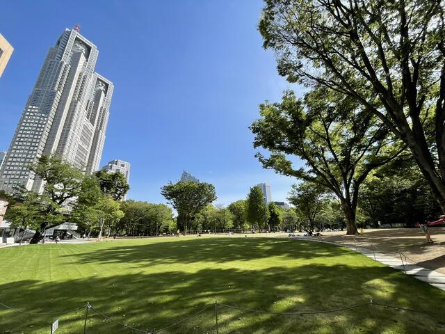 新宿中央公園 (414m)