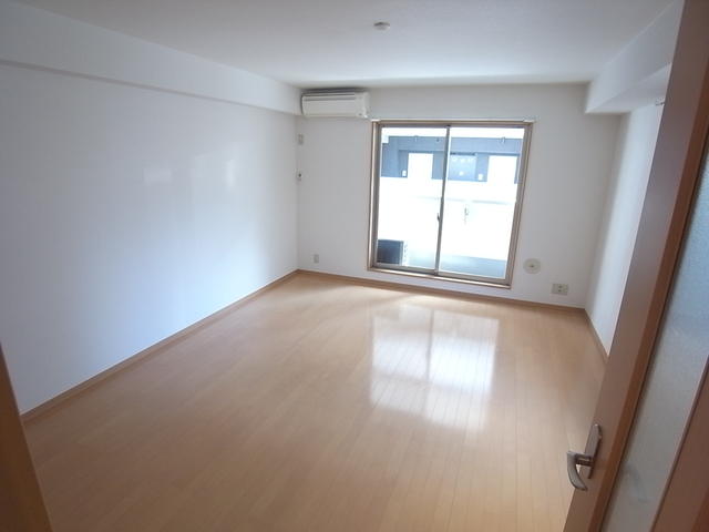 リビング以外の居室／※他の部屋の写真です。