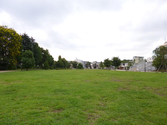 地域最大の広大な芝生の防災公園