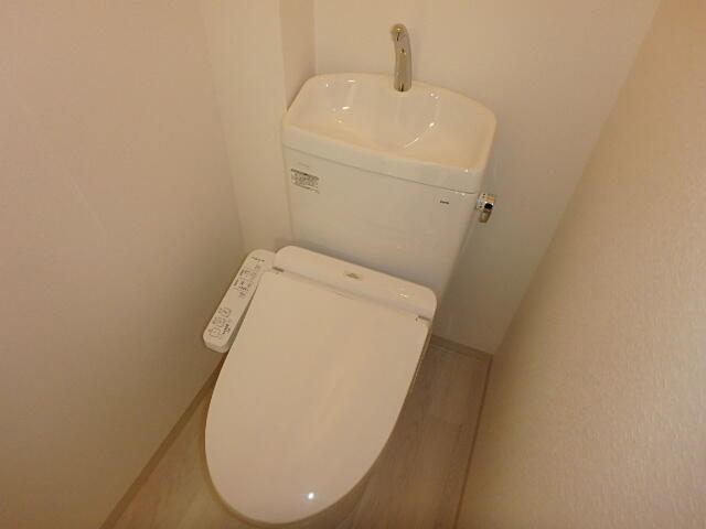 ゆったり広く衛生的なトイレは温水洗浄便座付