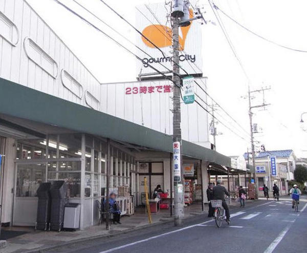 夜２５時まで営業しているスーパー。　旅行準備・運動会に必要だった衣類や日用雑貨も夜中に買えます。 (100m)