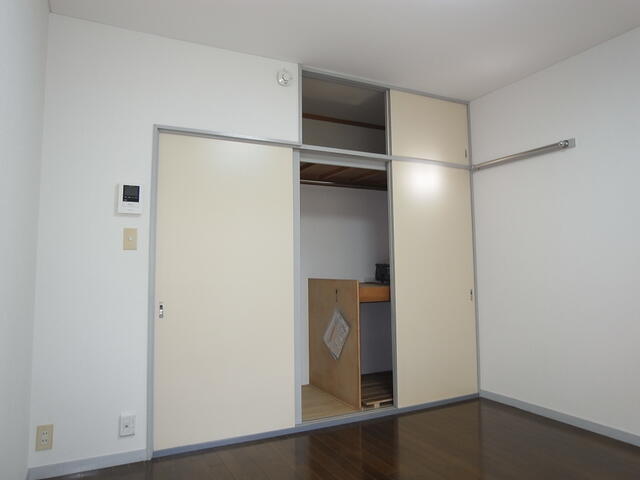 リビング以外の居室／メインの窓側から見た室内です。