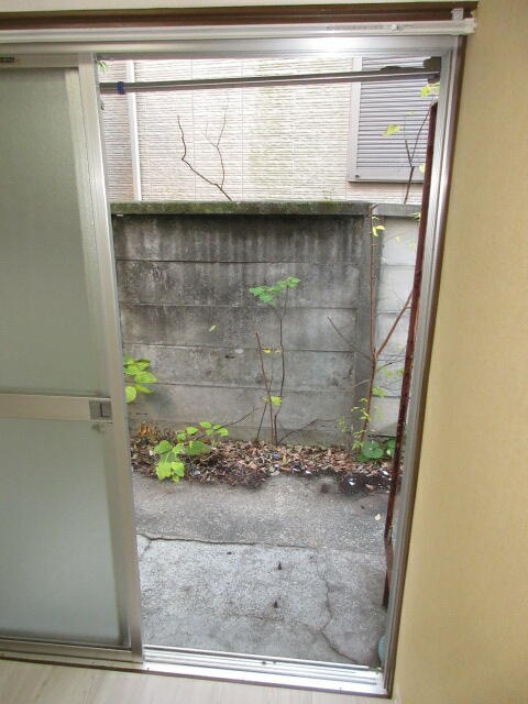 洋室から見た庭です
