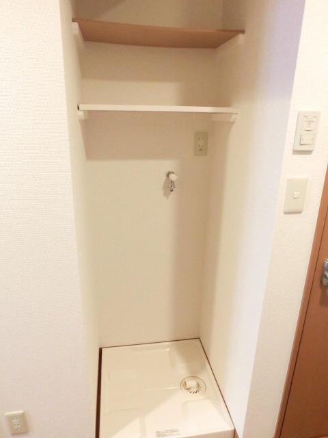 その他設備／★洗剤小物を置ける棚付きの洗濯機置場★
