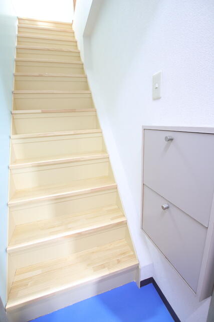 玄関／★玄関入ってすぐ階段です★