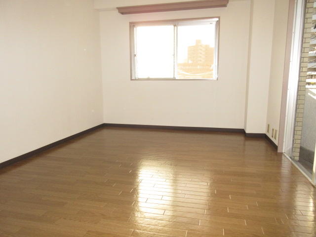 リビング／室内写真は同建物の他の部屋のものです。