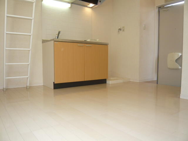 リビング／室内写真は同建物の他の部屋のものです。