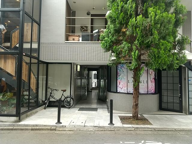 共用部エントランス／１階・２階は店舗になります。