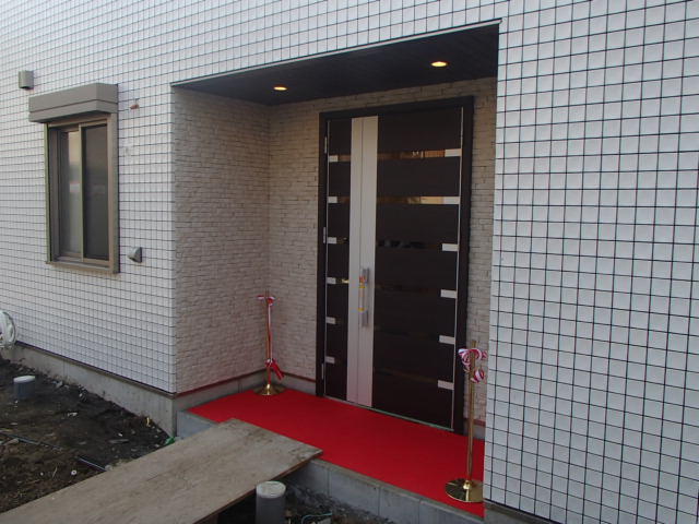 共用部エントランス／写真は前回募集時のものです。