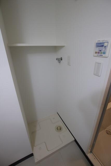 その他設備／★上部棚付きの洗濯機置き場です★