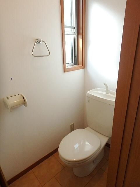 トイレ／換気窓のある快適トイレスペース♪