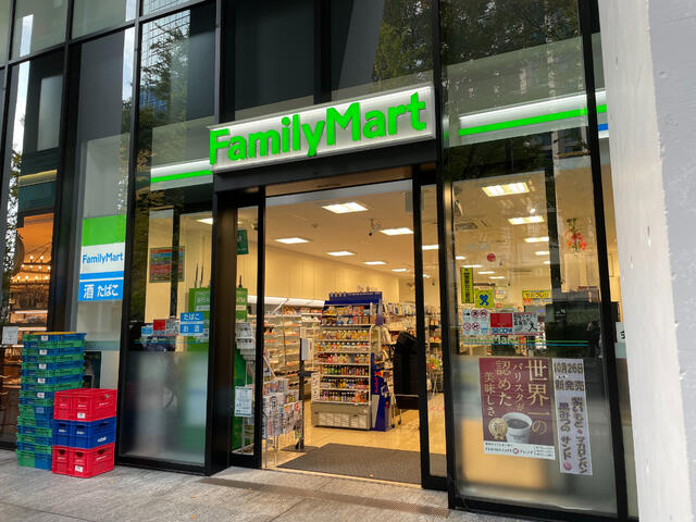 ファミリーマートDタワー西新宿店 (142m)
