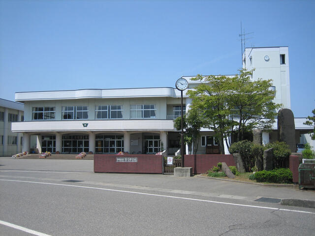第二中学校 (1,870m)