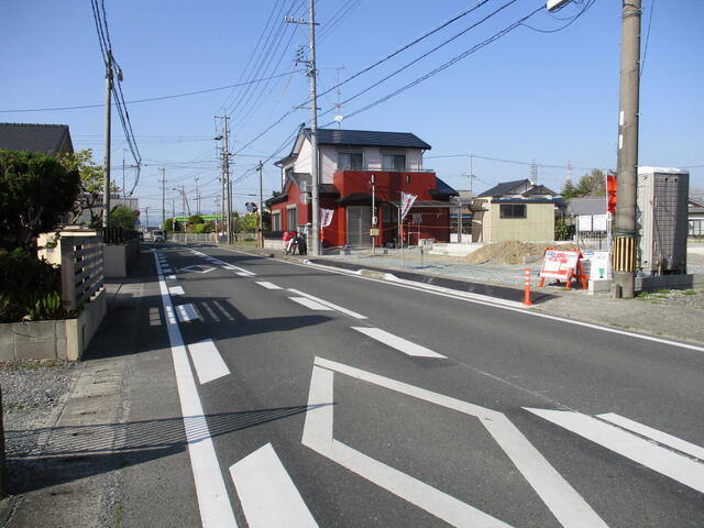 現地（外観）／前面道路　見晴らし良い道路で駐車場もスムーズ。