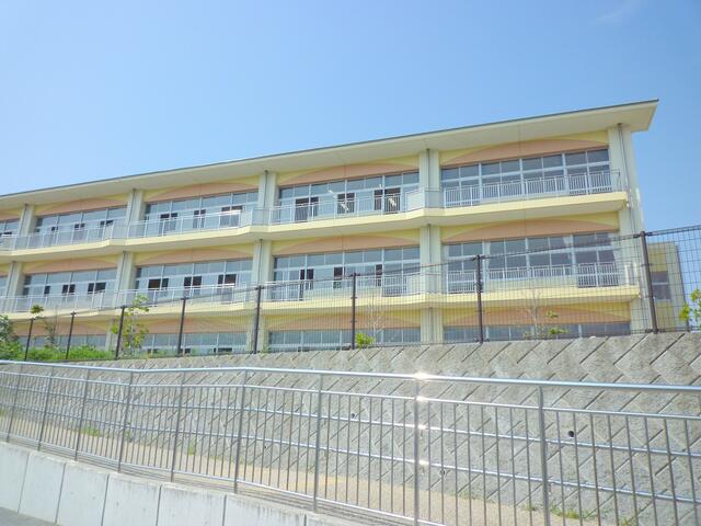 浜松市立雄踏小学校 (1,207m)