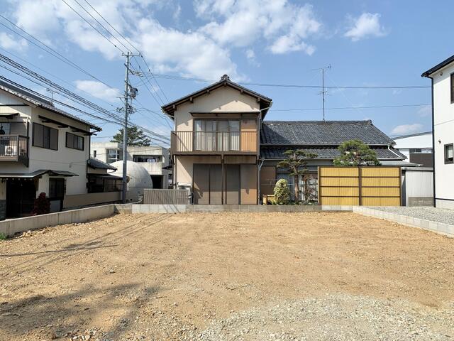 現地土地／敷地＿北方面＿北側駐車場部分では８５ｃｍほどの高低差があり、／撮影日2021-03-26