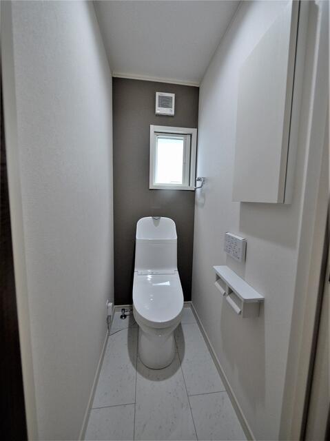 トイレ／トイレ内はニッチ収納もあって、小物がスッキリ収納できます。