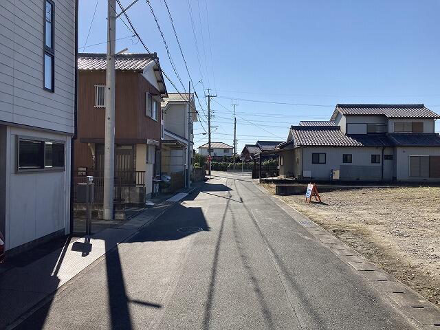 周辺は閑静な住宅街。幼稚園・小中学校まで徒歩１０分以内で子育