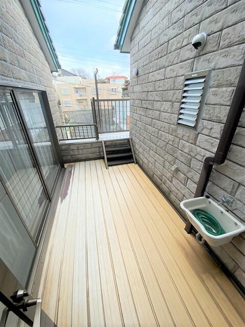 バルコニー／部屋の間にベランダがあり、人目が気になりません