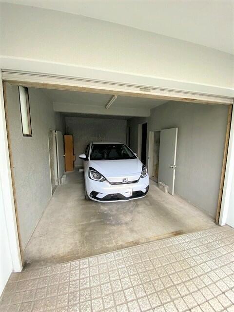 現地（駐車場）／ガレージはシャッター付きで、大切な愛車をきれいに保てます♪