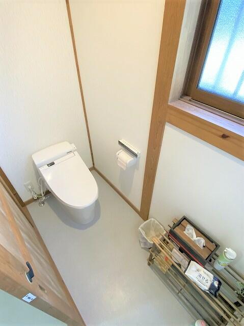 トイレ／タンクレスの温水洗浄便座付きトイレ♪両階にトイレがあります♪