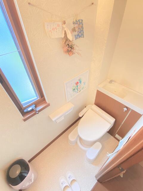 トイレ／トイレはスッキリタンクレス♪♪温水洗浄便座付きです。手洗いも