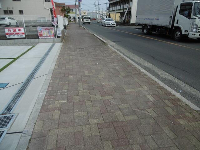 南側前面道路は、幅員約１２ｍの公道になります。／撮影日2022-04-07