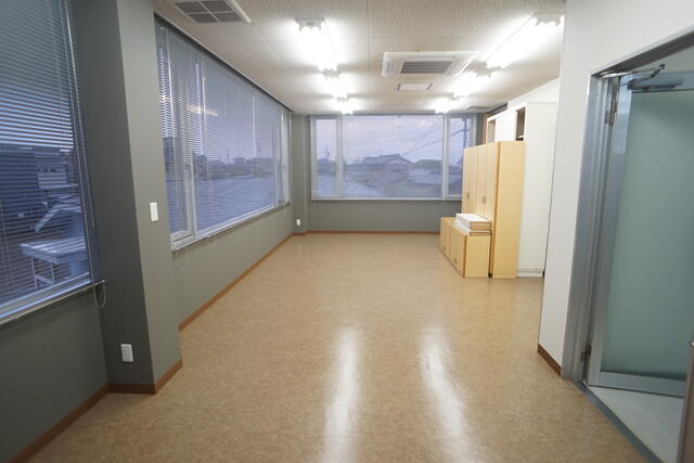 設置されている棚はサービス品となります。撤去も可能です。
