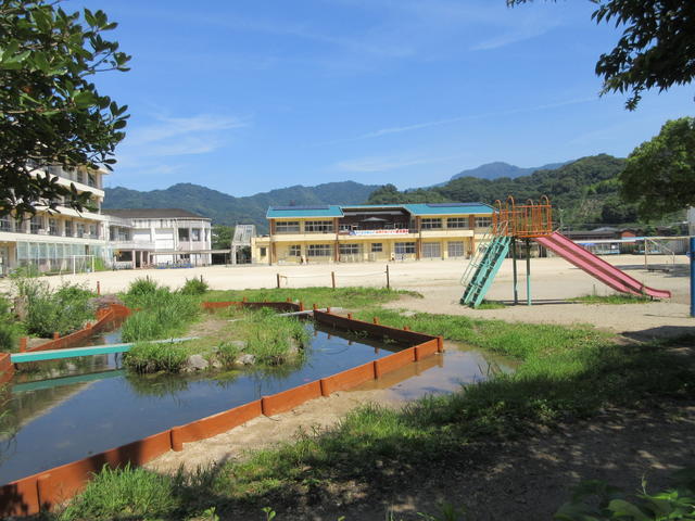 津久見小学校まで徒歩10分 (751m)