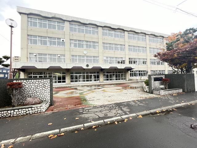 札幌市立柏丘中学校 (1,497m)