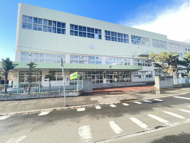 札幌市立平和通小学校 (322m)