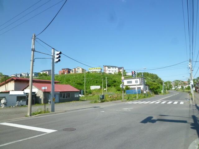 現地土地／南側前面道路　公道　幅員１８．０ｍ