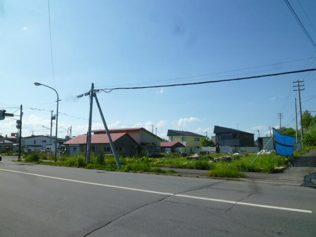 現地土地／南側外観（間口約２５．６ｍ）