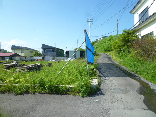 現地土地／東側前面道路　位置指定道路　幅員約５．４５ｍ～約６．０ｍ　※
