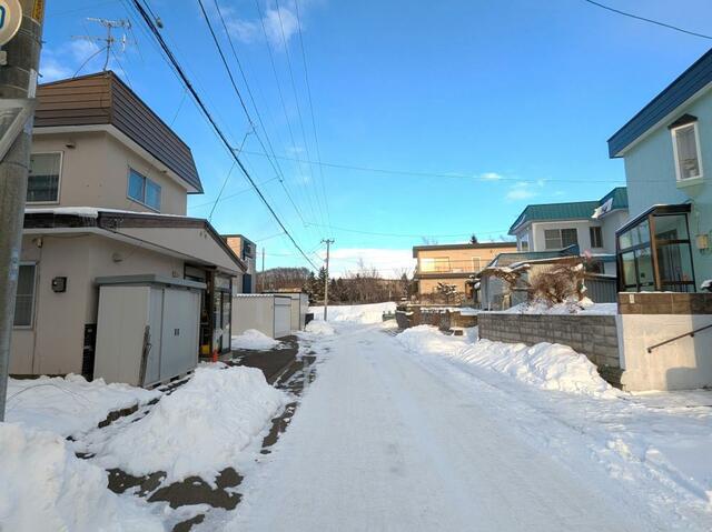 前面道路から見た北東側の状況です。一戸建てが立ち並ぶ閑静な住／撮影日2026-01-06